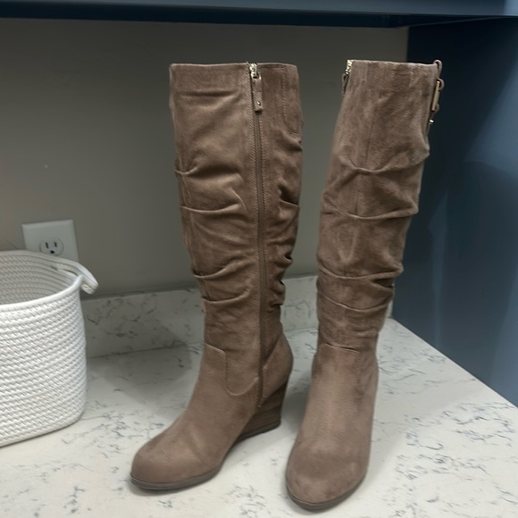 Dr. Scholl's Shoes Dr Scholls Wide Calf Faux Suede Knee High Wedge(02)